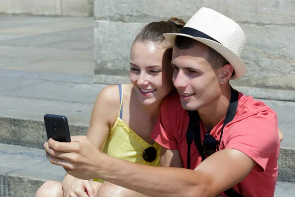 Ζευγάρι Στην Αγάπη Λαμβάνοντας Selfies Εξωτερικούς Χώρους — Φωτογραφία Αρχείου
