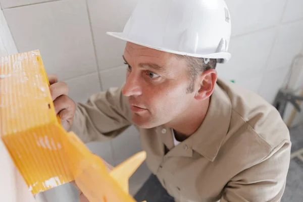 Construtor Masculino Está Verificando Qualidade Trabalho Feito — Fotografia de Stock