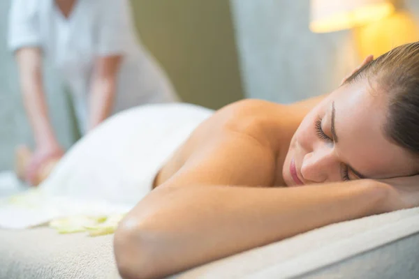 Feminino Desfrutando Relaxante Massagem Nas Costas Centro Spa Cosmetologia — Fotografia de Stock