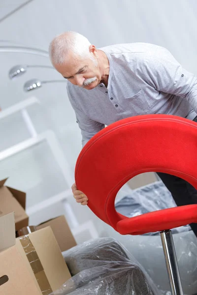 Homem Sênior Cadeira Montagem Antes Mover — Fotografia de Stock