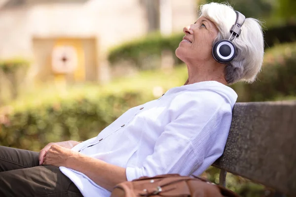Senior Kvinna Lyssnar Lite Musik — Stockfoto