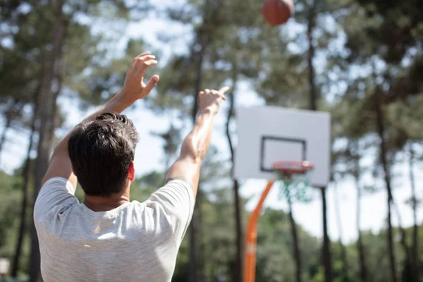 一个在户外做篮球的人 — 图库照片