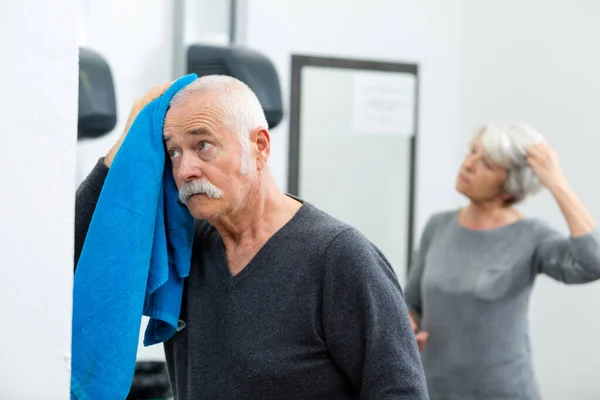 Yaşlı Bir Adam Saçını Havluyla Siliyor — Stok fotoğraf