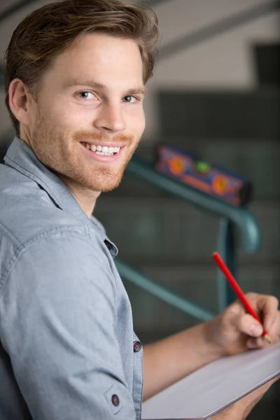 Hombre Sonriente Escribiendo Portapapeles — Foto de Stock