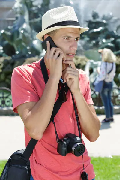 Νεαρός Τουρίστας Την Έκφραση Ανησυχία Μιλώντας Στο Τηλέφωνο — Φωτογραφία Αρχείου
