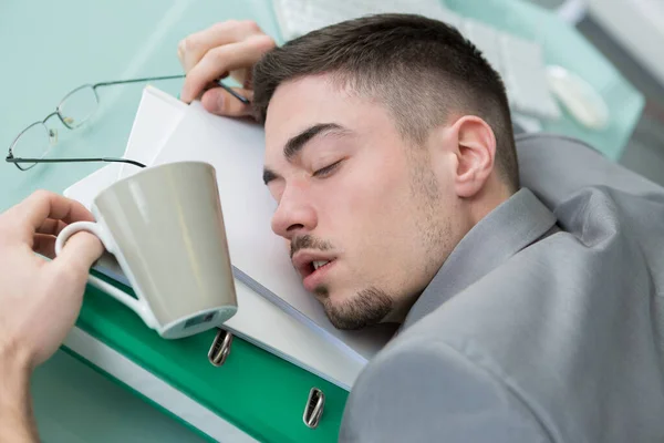 Jonge Man Slapen Zijn Bureau — Stockfoto