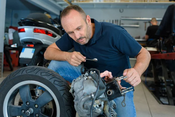 Een Man Die Een Motorfiets Repareert Garage — Stockfoto