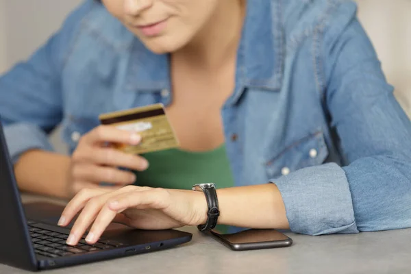 Mulher Comprando Pagamento Line Número Cartão Crédito Leitura Laptop — Fotografia de Stock