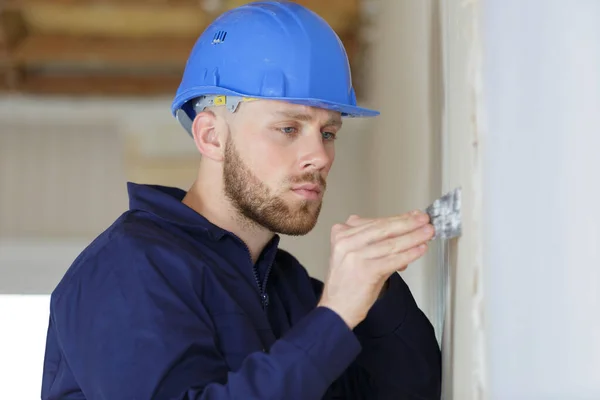 Construtor Masculino Usando Faca Vidraceiro Parede Branca — Fotografia de Stock