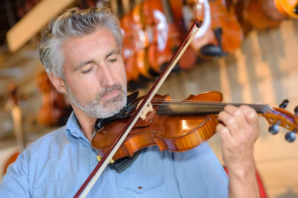 Портрет Человека Играющего Скрипке — стоковое фото