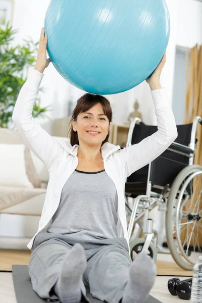 Kobieta Wózku Inwalidzkim Rehabilitacji Piłką Domu — Zdjęcie stockowe