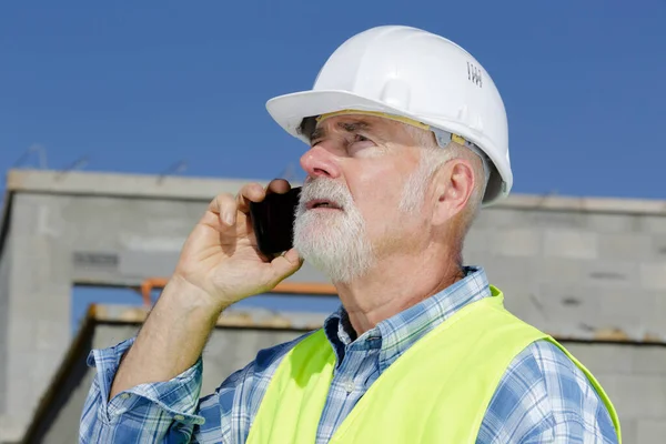 Senior Ingenieur Man Pak Helm Praten Mobiele Telefoon — Stockfoto