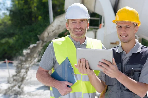 Porträt Von Zwei Männlichen Industriearbeitern Auf Der Baustelle Mit Tablet — Stockfoto
