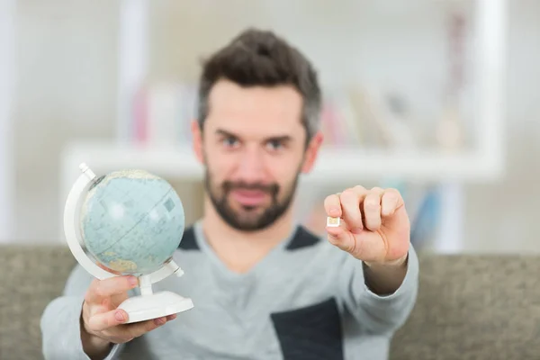 Portret Człowieka Trzymającego Kartę Sim Globus Świata — Zdjęcie stockowe