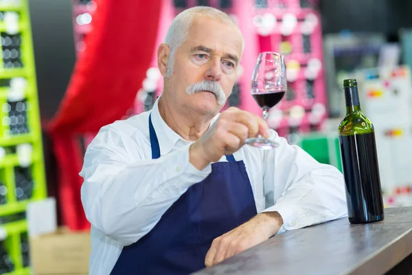 Propietario Tienda Vinos Senior Mirando Vino Tinto —  Fotos de Stock
