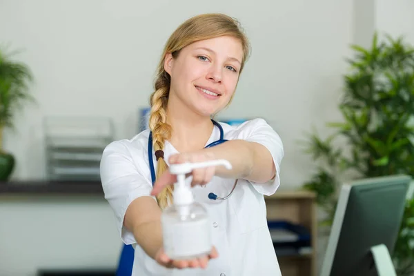 Enfermeira Mostrando Uma Garrafa Sabão Líquido — Fotografia de Stock