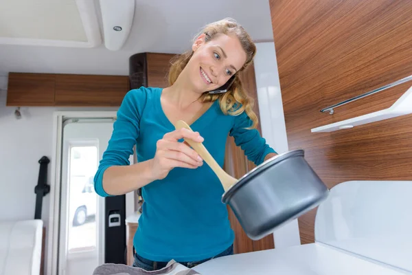 Woman Cooking While Talking Campervan — Stock Photo, Image