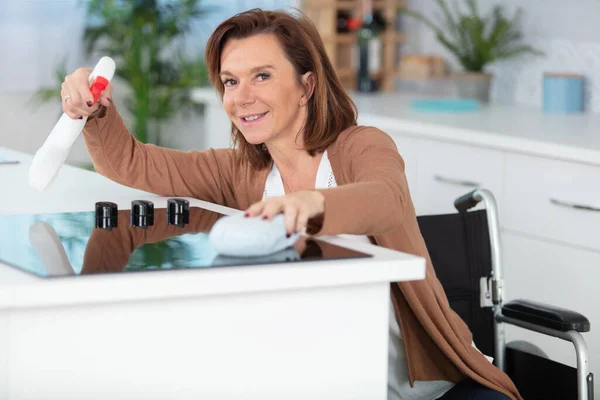 Mulher Cozinha Limpeza Cadeira Rodas — Fotografia de Stock