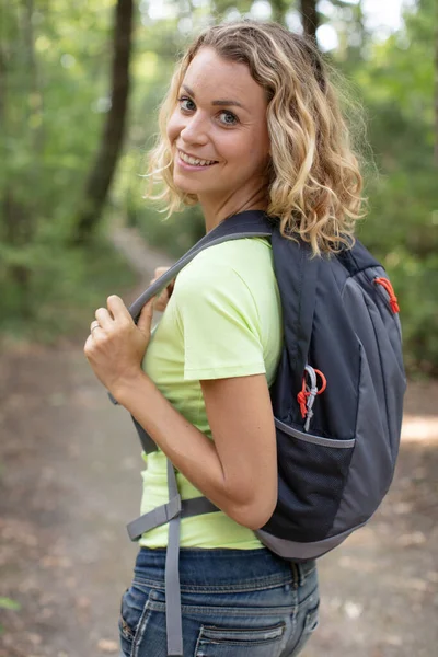 Woman Alone Woods Wearing Backpack — Stock Photo, Image