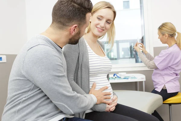 Έγκυος Γυναίκα Σύζυγό Της Επισκέπτονται Γιατρό Στην Κλινική — Φωτογραφία Αρχείου