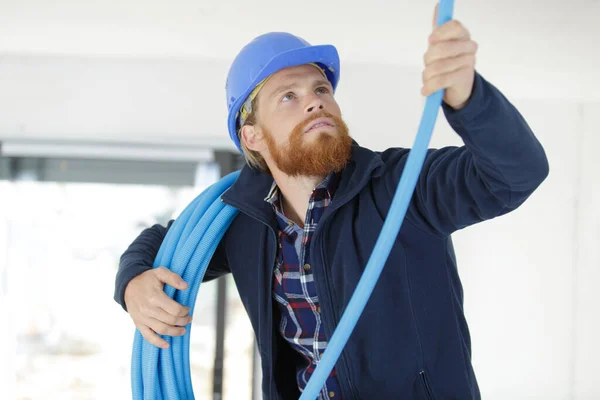 Contratista Masculino Que Instala Tubo Azul Del Pvc — Foto de Stock