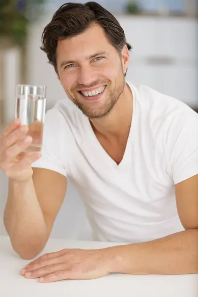 幸せな男のガラスと水 — ストック写真