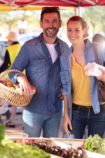 走在街头食品市场上的年轻夫妇 — 图库照片