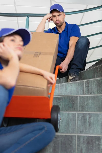 Trabalhadores Remoções Exasperados Que Têm Dificuldade Puxar Trolly Escadas — Fotografia de Stock