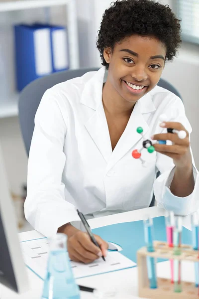 Szczęśliwa Kobieta Podczas Testu Dna Laboratorium — Zdjęcie stockowe
