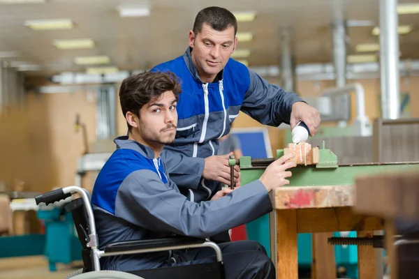 공장에서 휠체어를 일하는 장애인 근로자 — 스톡 사진