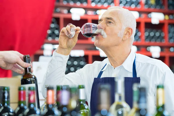 Senior Vinhandlare Provsmakning Vin — Stockfoto