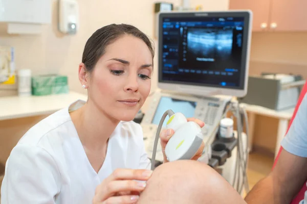 Bir Hastanın Dizinde Ultrason Yankısı — Stok fotoğraf