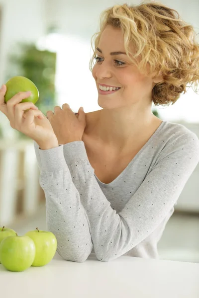 緑のリンゴを持っている若い幸せな女性は — ストック写真