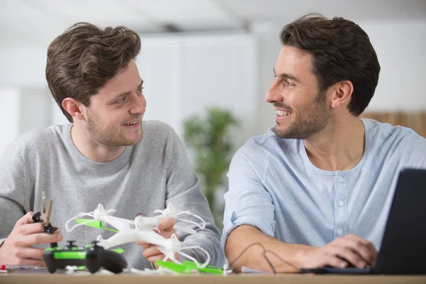 Dad Son Playing Toy Drone — Stock Photo, Image