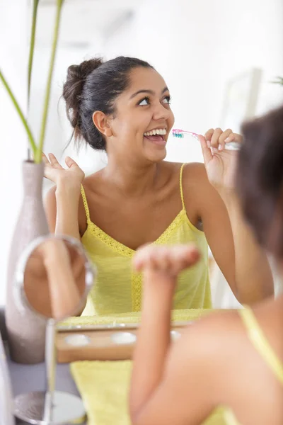 歯ブラシを歌って幸せなきれいな女性 — ストック写真