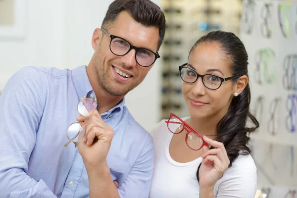 Fiatalok Szemüveget Választanak Optika Boltban — Stock Fotó