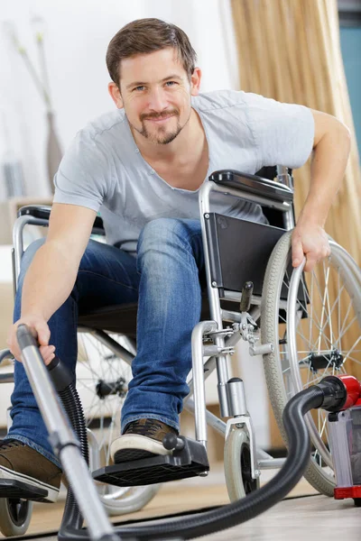 Ένας Άντρας Αναπηρική Καρέκλα Κουλουριασμένος — Φωτογραφία Αρχείου