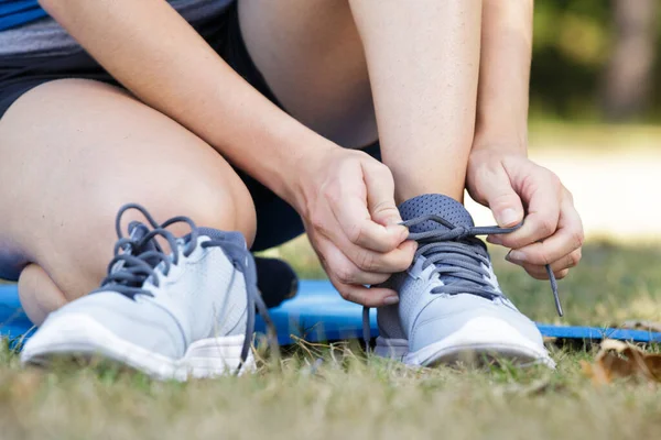 Feminino Corredor Amarrando Seus Sapatos Para Exercício Corrida — Fotografia de Stock