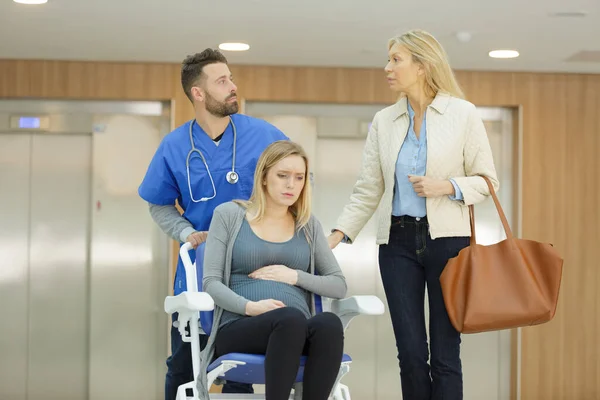 Těhotné Ženy Invalidním Vozíku Výtahy Nemocnici — Stock fotografie
