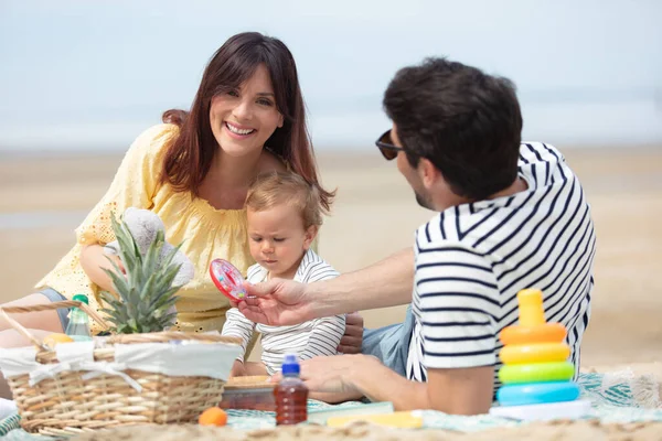 Famiglia Felice Giocare Con Giocattoli Sabbia Sulla Spiaggia Insieme — Foto Stock
