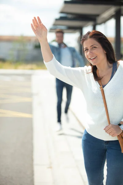 Woman Calling Taxi Arriving Airport — Stock Photo, Image
