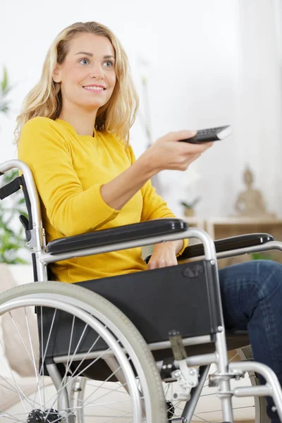 Γυναίκα Αναπηρική Καρέκλα Αλλαγή Τηλεοπτικού Προγράμματος — Φωτογραφία Αρχείου