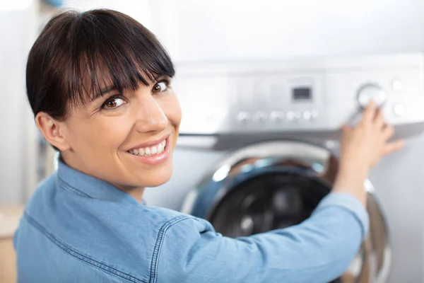 Gelukkig Huisvrouw Vrouw Wasruimte Met Wasmachine — Stockfoto
