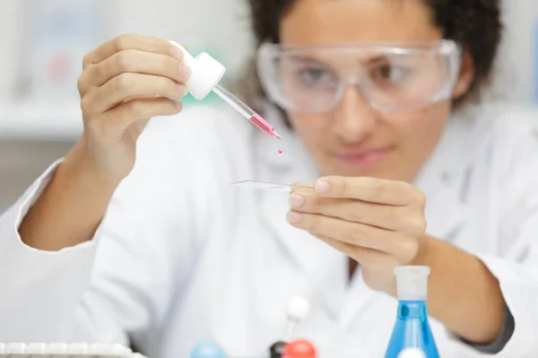 Female Medical Worker Compares Test Tubes Biological Samples — Stock Photo, Image