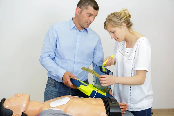 紧急救援学徒使用自动心脏除颤器 — 图库照片