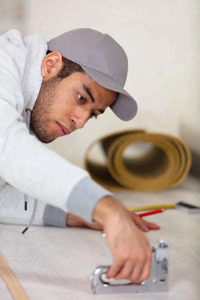 Junge Männliche Arbeitskraft Verlegt Fußboden Hause — Stockfoto