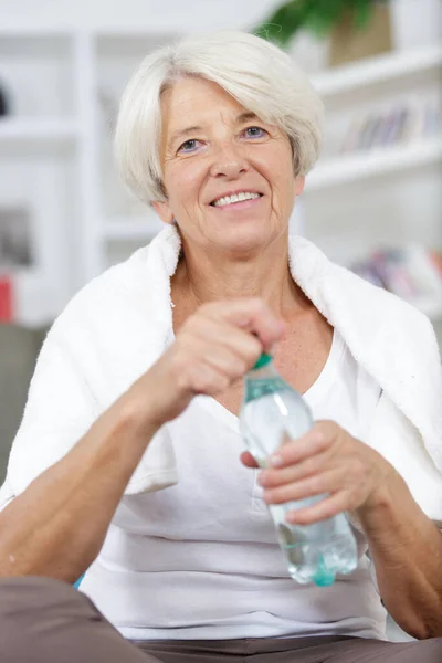 运动后喝水的老年妇女 — 图库照片