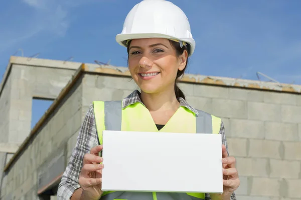 Atractivo Constructor Femenino Mostrando Signo Blanco —  Fotos de Stock