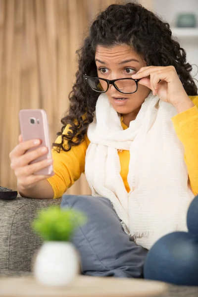 Σοκαρισμένη Γυναίκα Βλέπει Αμηχανία Εικόνα Στην Οθόνη Του Έξυπνου Τηλεφώνου — Φωτογραφία Αρχείου