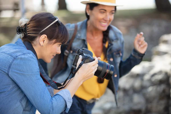 Vrouwen Ontspannen Tuin Met Dslr Camera Hand — Stockfoto